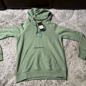 NEW with Tags Women’s Green Nike Pull Over Hoodie Size Small DD9065-353